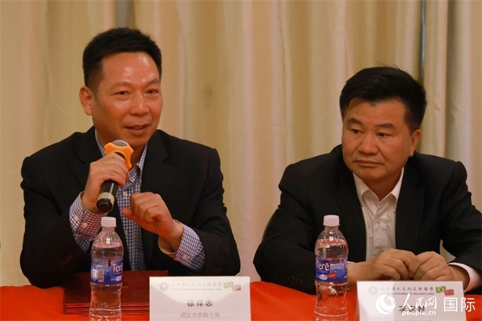 武漢市僑聯(lián)主席徐祥忠（左）在座談會上致辭。人民網(wǎng)記者 陳海琪攝