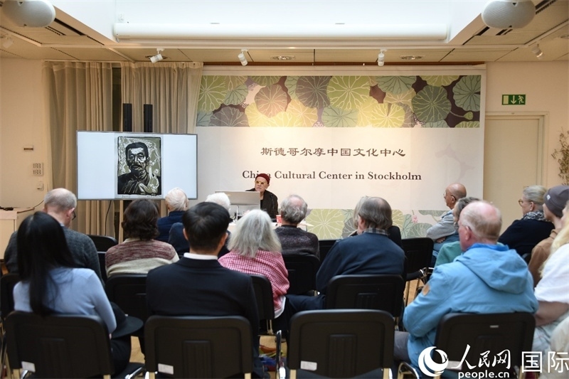 托斯頓·朱雷爾介紹其收藏的中國(guó)版畫(huà)作品。人民網(wǎng)記者殷淼攝