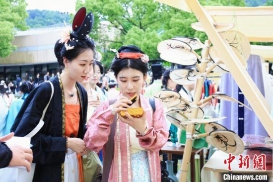 漢服愛好者逛集市。中國(guó)絲綢博物館 供圖