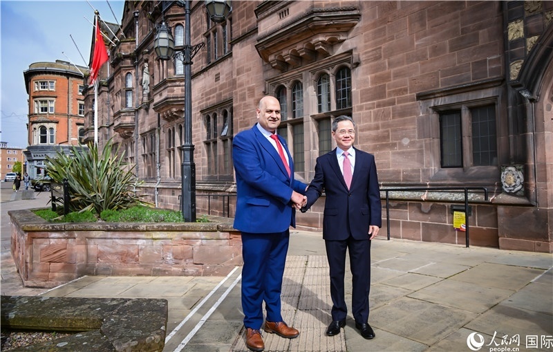 圖為中國駐英國大使鄭澤光在考文垂市政廳會見現(xiàn)場。人民網(wǎng) 郭錦標攝