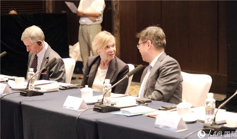 宣介會上，中外官員親切交談。人民網(wǎng)記者趙益普攝