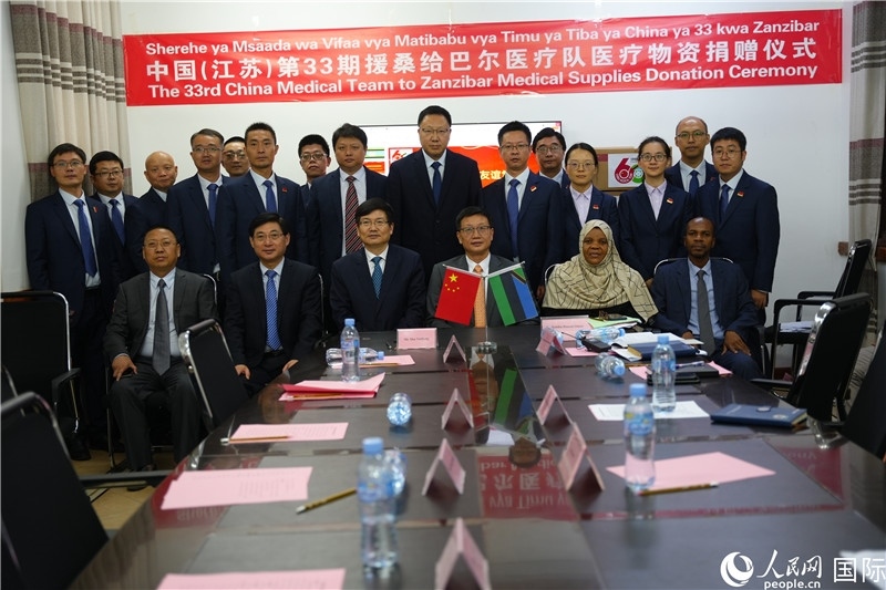 中非雙方代表及醫(yī)療隊(duì)在捐贈(zèng)現(xiàn)場(chǎng)合影。中國(guó)援桑醫(yī)療隊(duì)供圖