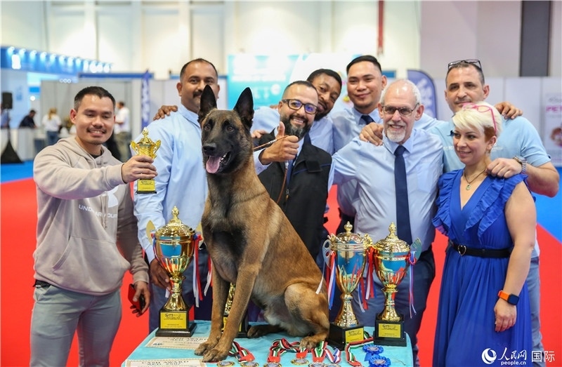 圖為參會嘉賓與獲獎寵物合影，塔里克·易卜拉欣攝