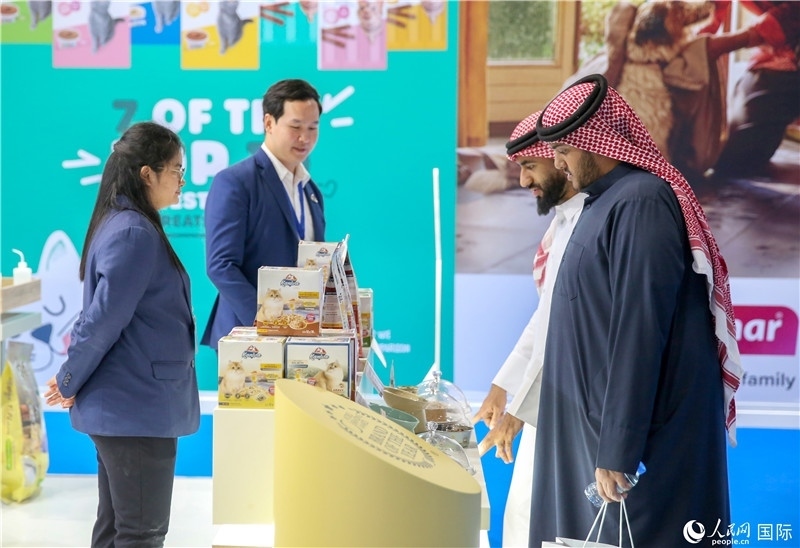 圖為當(dāng)?shù)乜蜕淘谥袊髽I(yè)展位前參觀，塔里克·易卜拉欣攝 (2)