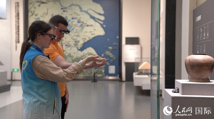 人民網(wǎng)外籍專家在良渚博物院體驗AR眼鏡。人民網(wǎng)記者 袁蒙攝