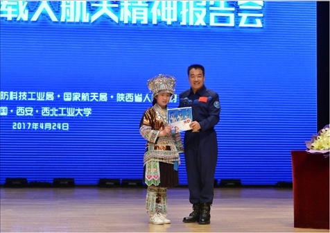 韋知月（化名）在西北工業(yè)大學(xué)與英雄航天員張曉光合影。受訪者供圖