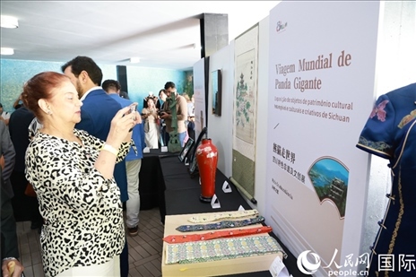 巴西民眾在活動現(xiàn)場在四川非遺前駐足觀看。人民網(wǎng)記者 陳海琪攝