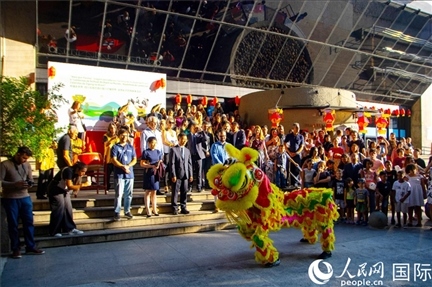 巴西民眾在里約天文館前觀看舞獅表演。四川省文化和旅游廳供圖。