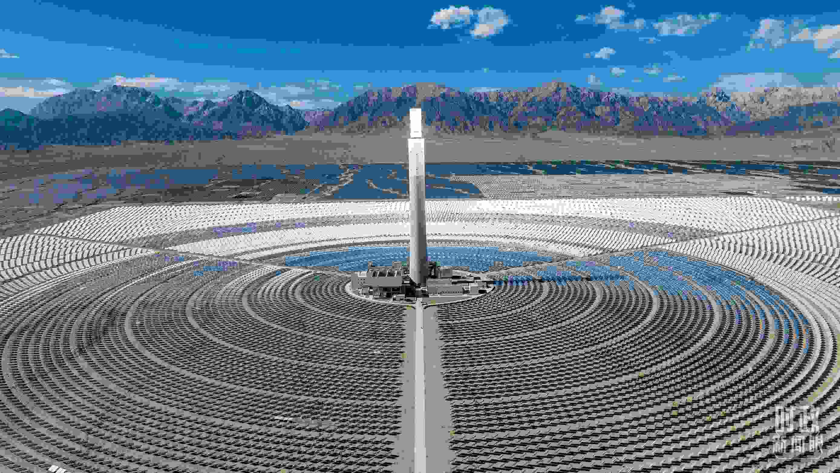 △青海海西德令哈塔式熔鹽儲(chǔ)能光熱發(fā)電廠。（圖/視覺中國(guó)）