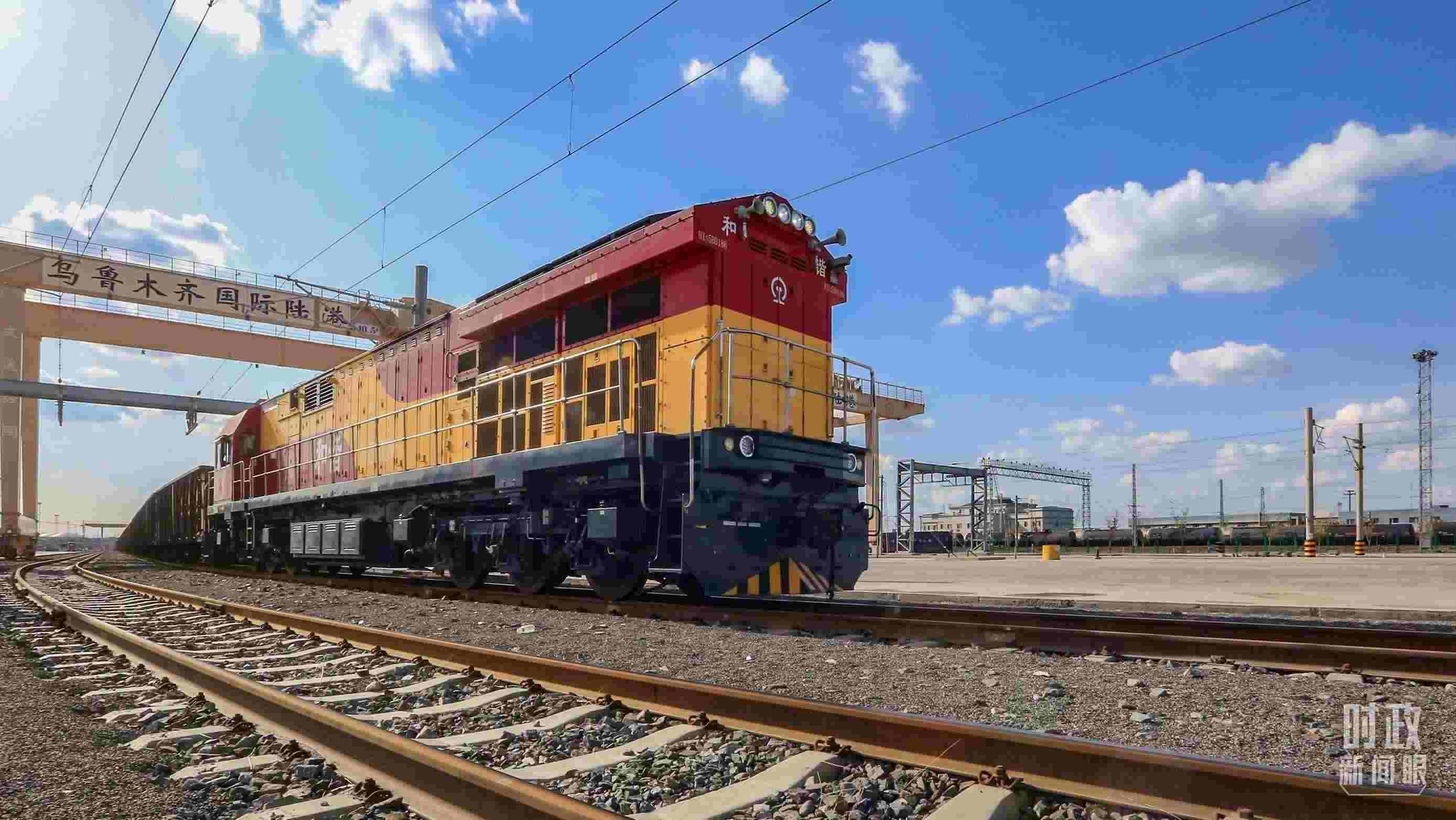 △2024年4月，烏魯木齊國(guó)際陸港區(qū)中歐班列“天山號(hào)”暢行絲路。（圖/視覺中國(guó)）