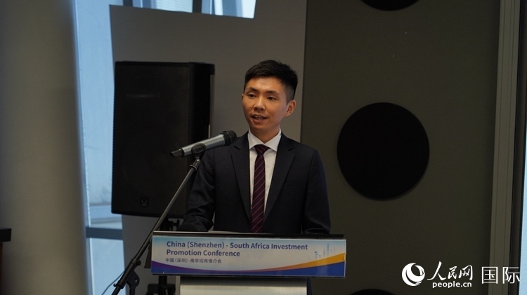 深圳市黃金珠寶首飾行業(yè)協(xié)會副會長李澤鋒介紹深圳市黃金珠寶產(chǎn)業(yè)發(fā)展情況。人民網(wǎng) 劉暢攝