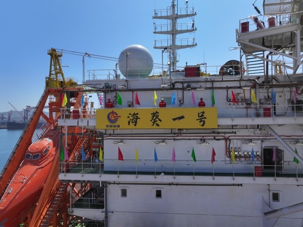 亞洲首艘圓筒型FPSO“?？惶?hào)”建造完工。韓慶攝