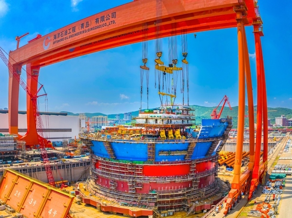 “?？惶?hào)”通過雙龍門吊進(jìn)行總裝。侯憲鵬攝