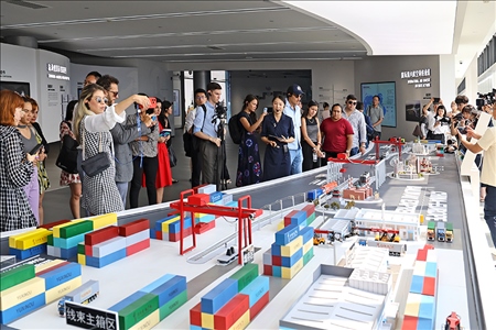 △重慶國(guó)際物流樞紐園區(qū)是海內(nèi)外客商考察重慶內(nèi)陸開(kāi)放的打卡地，建有該市最高規(guī)格的開(kāi)放展示中心。