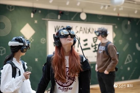 體驗三星堆VR文化。中國駐瑞典大使館供圖