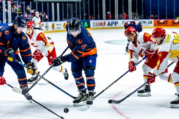 雙方球員爭搶。圖片來源：國際冰聯(lián)