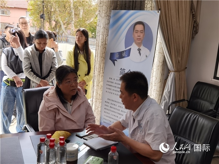 中醫(yī)專家為當(dāng)?shù)厝A僑華人提供中醫(yī)咨詢和診療服務(wù)。 （本報記者 楊謳 攝）