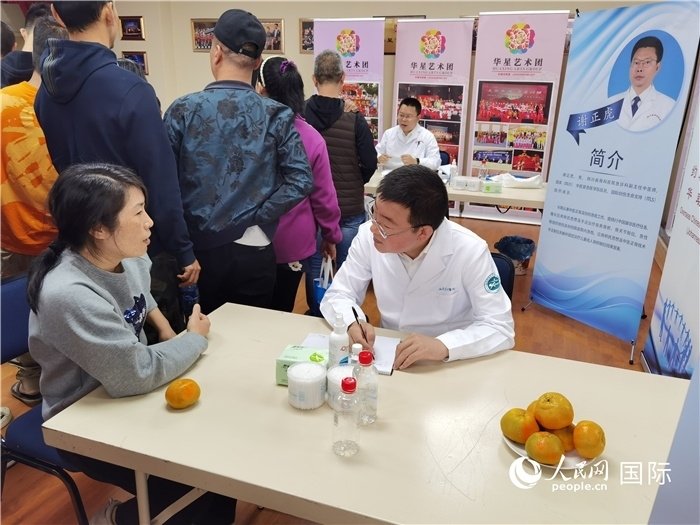 中醫(yī)專家為當(dāng)?shù)厝A僑華人提供中醫(yī)咨詢和診療服務(wù)。 （本報記者 楊謳 攝）