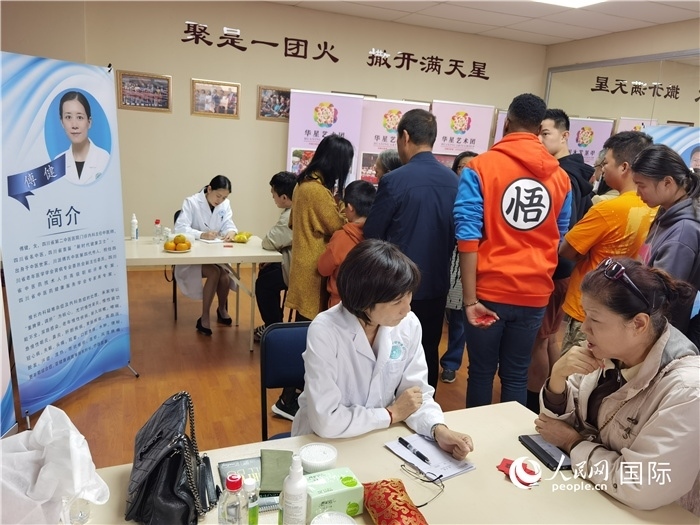中醫(yī)專家為當(dāng)?shù)厝A僑華人提供中醫(yī)咨詢和診療服務(wù)。 （本報記者 楊謳 攝）