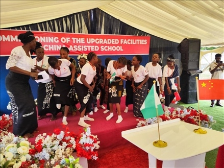 師生們載歌載舞。駐尼日利亞使館供圖