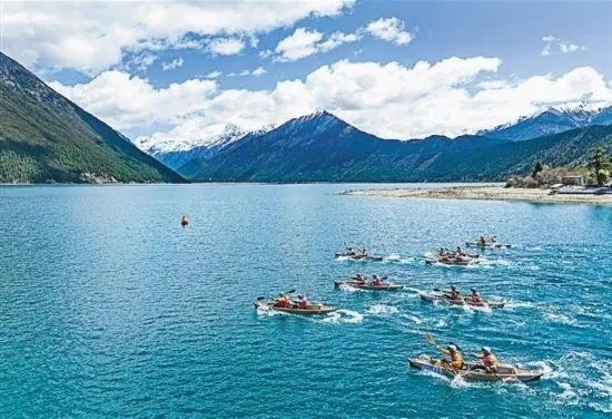 2024年4月20日，2024年巴松措國際漂流公開賽的選手在比賽中。 新華社記者 孫非攝