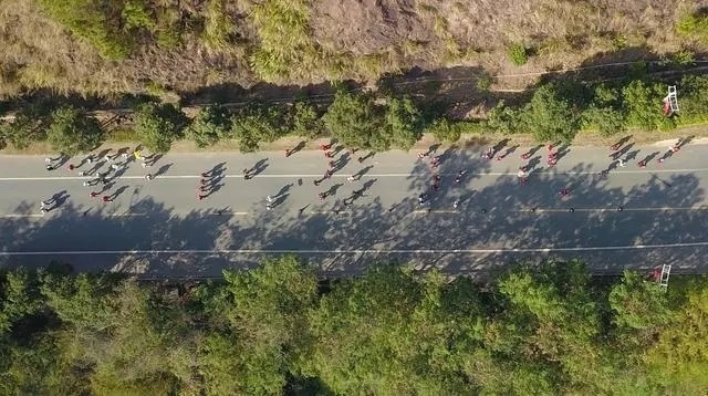 1月6日，健身愛好者在徒步活動中（無人機(jī)照片）。新華社記者 黃國保攝