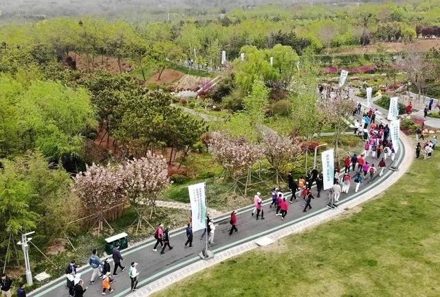 4月27日，登山愛好者在浮山森林公園參加登山健身活動（無人機(jī)照片）。新華社記者 李紫恒攝