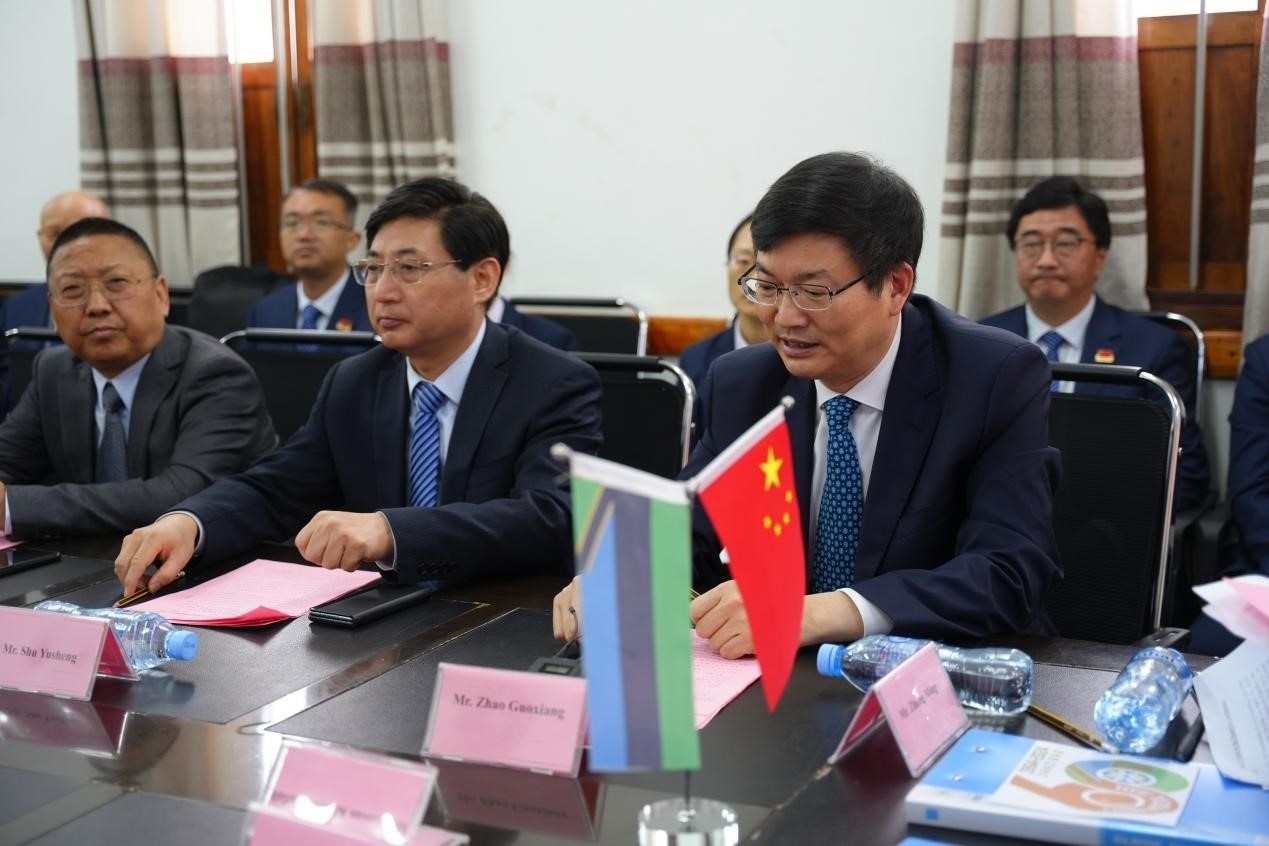 揚(yáng)州市衛(wèi)健委黨委書(shū)記趙國(guó)祥在衛(wèi)生部捐贈(zèng)儀式上發(fā)言。中國(guó)援桑醫(yī)療隊(duì)供圖