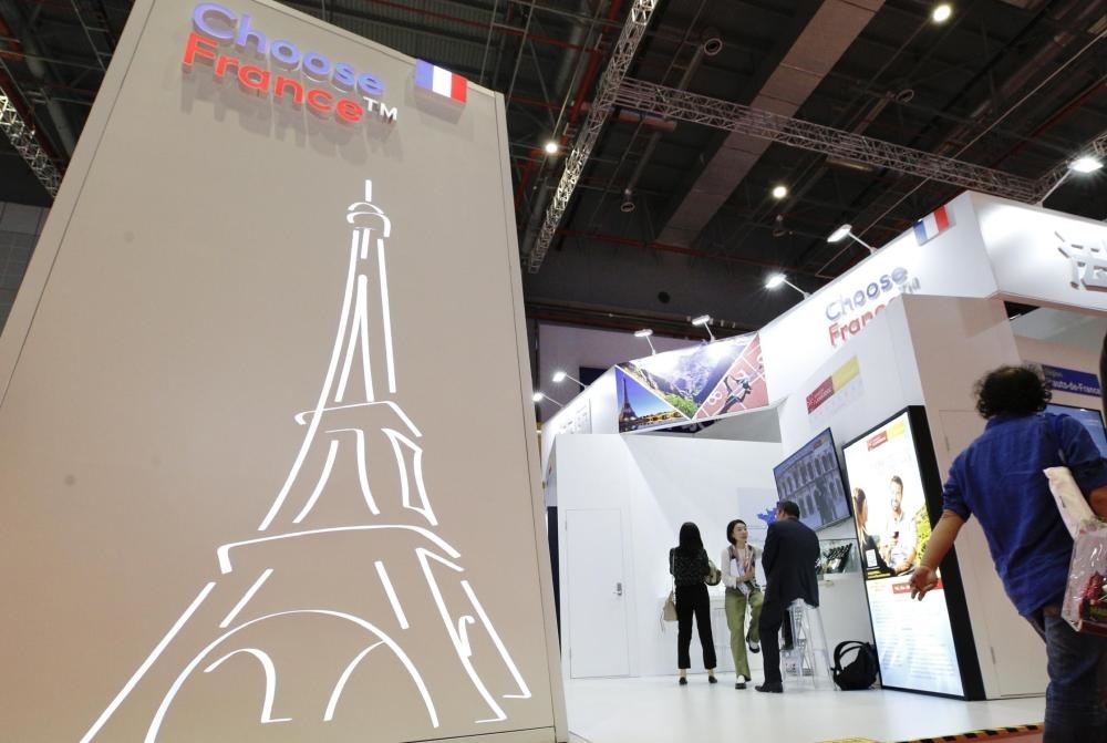 2019年11月5日，第二屆中國國際進(jìn)口博覽會(huì)在上海國家會(huì)展中心開幕。這是參觀者走過法國國家館。新華社記者 張玉薇 攝