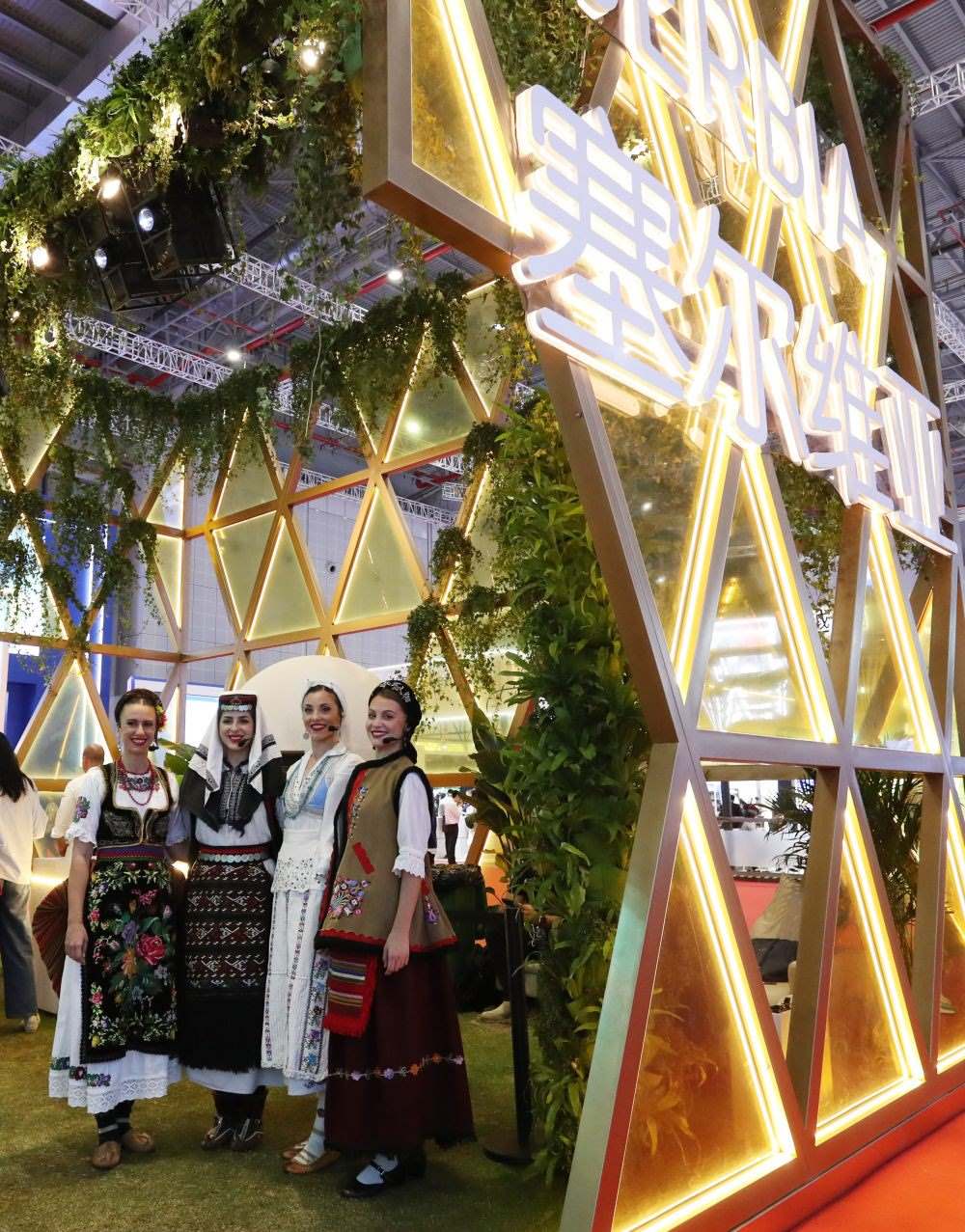 2023年11月6日，身著傳統(tǒng)服飾的演職人員在上海進(jìn)博會(huì)國家展塞爾維亞展臺(tái)迎接參觀者。第六屆進(jìn)博會(huì)國家展全面恢復(fù)線下舉辦，洪都拉斯、塞爾維亞、越南、南非、哈薩克斯坦作為本屆進(jìn)博會(huì)主賓國在國家展亮相。新華社記者 方喆 攝