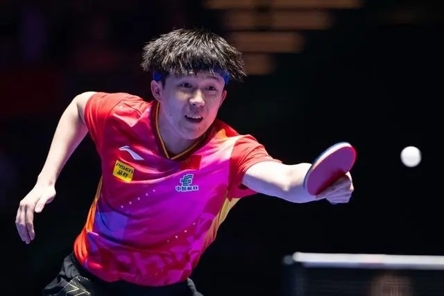 2024年4月15日，王楚欽在澳門世界杯比賽中回球。新華社記者 張金加攝