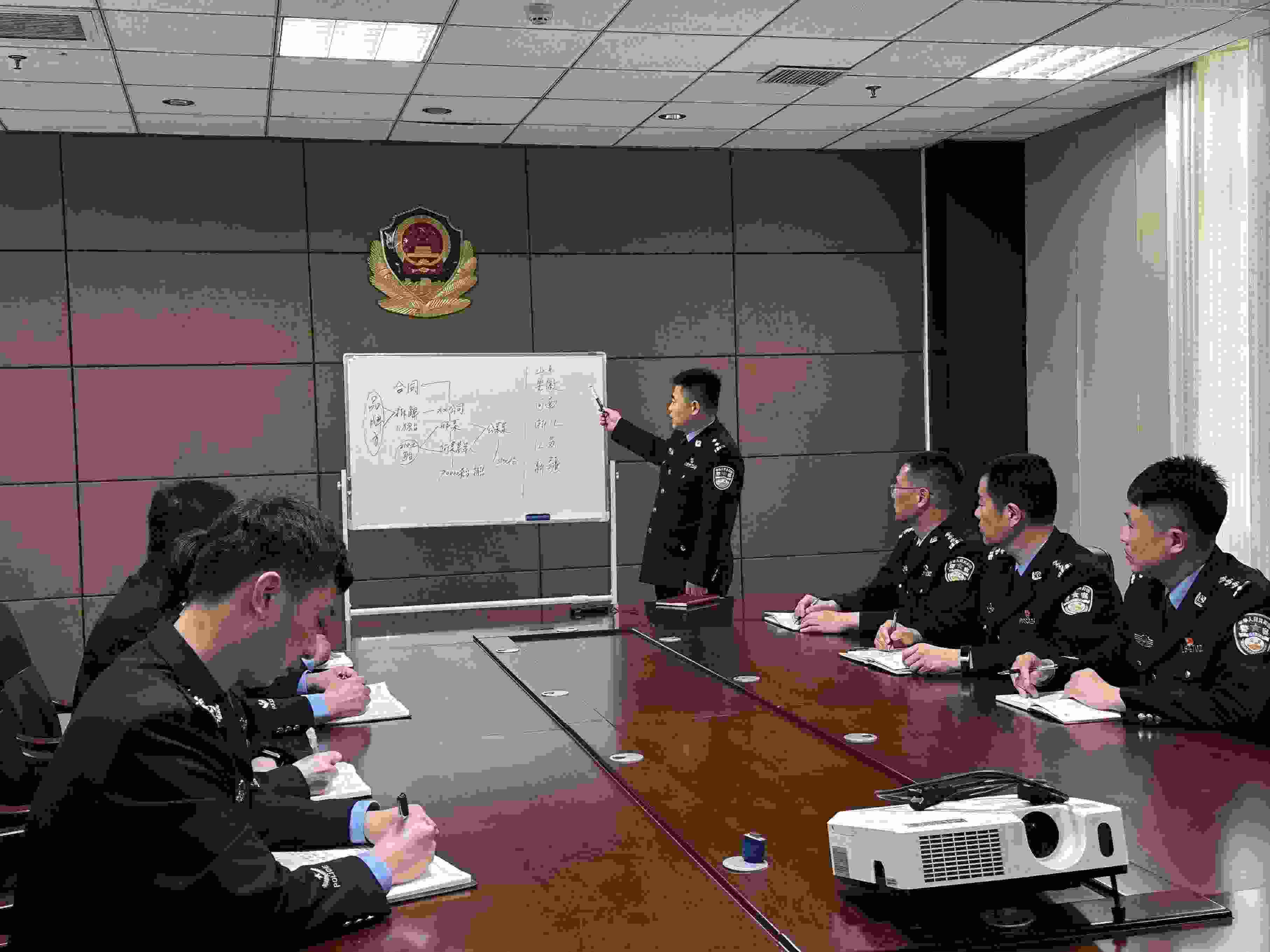 專案組辦案民警介紹案情。人民網(wǎng)記者 郝萍攝