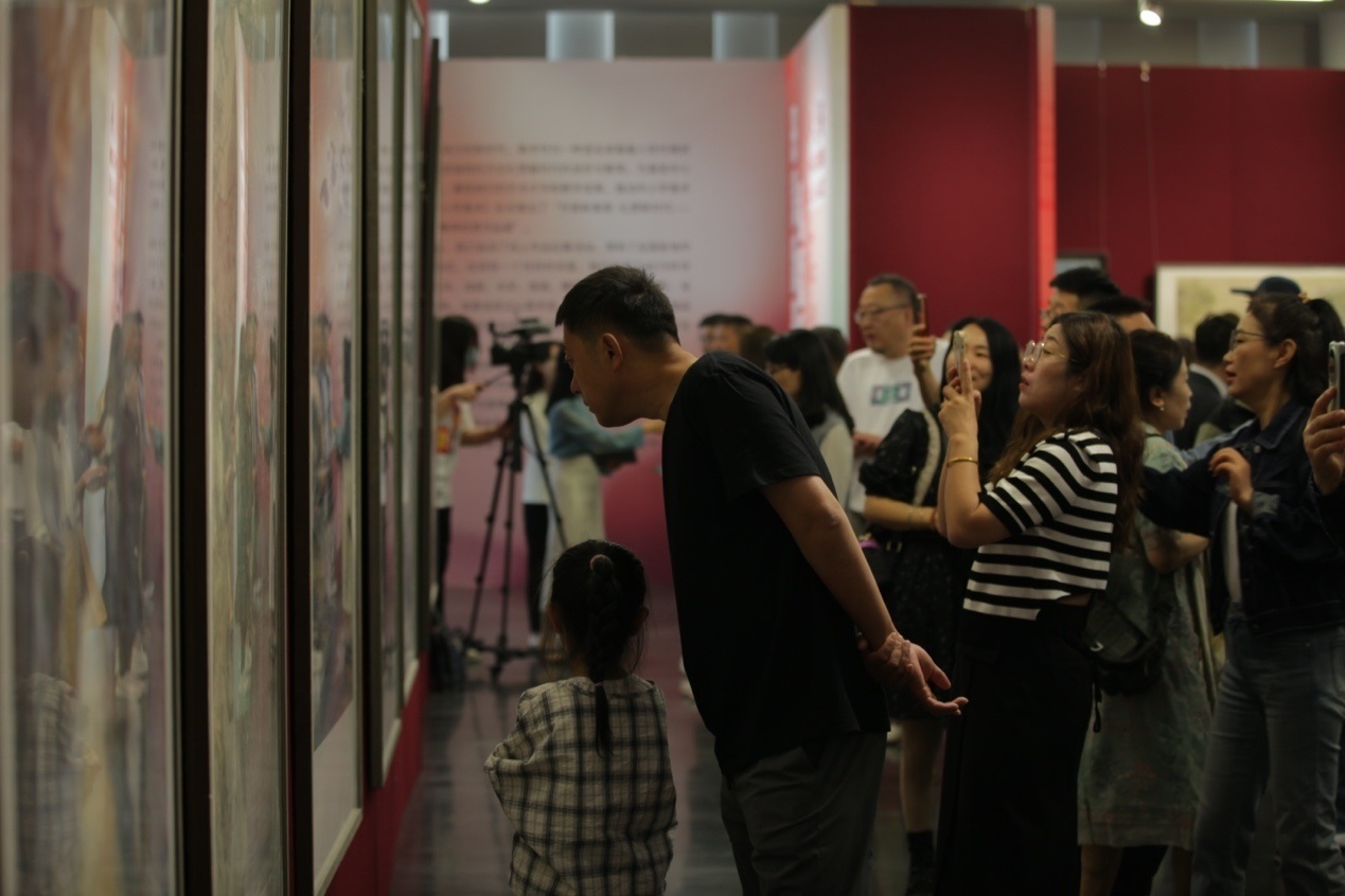 嘉賓及教研員、教師代表參觀展覽。主辦方供圖