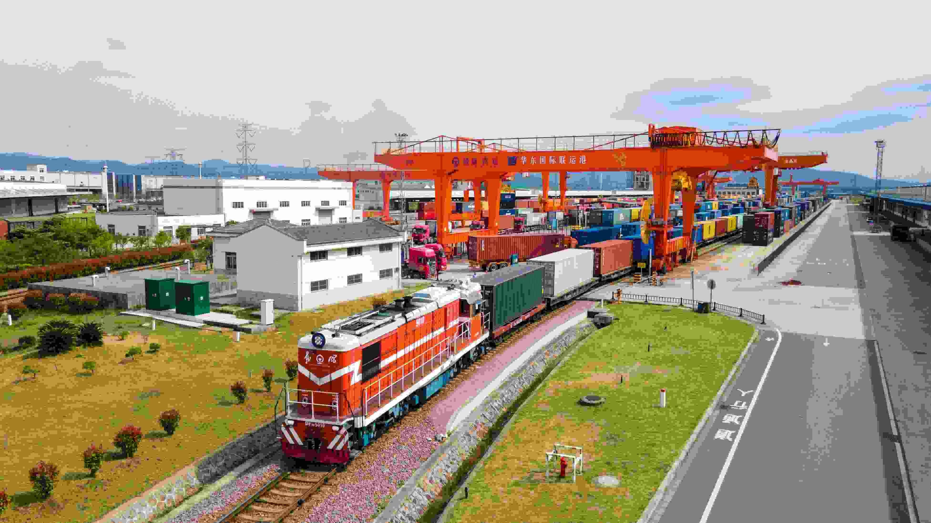 △2024年4月1日，浙江省金華華東國際聯(lián)運港，一列中歐班列裝載110個標(biāo)箱日用百貨、電動工具、機(jī)械裝備等貨物從鐵路金華南貨場啟程駛往匈牙利布達(dá)佩斯。