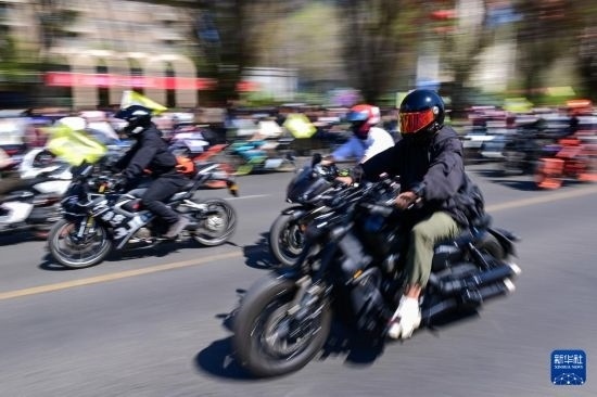 這是4月30日在新疆烏魯木齊市舉行的巡游活動上拍攝的摩托機(jī)車方陣。