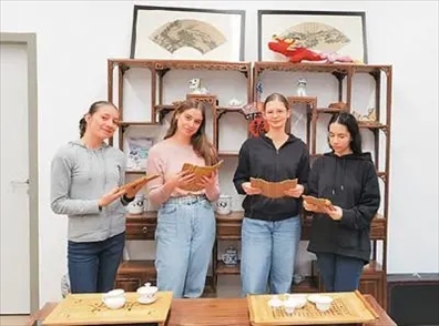 匈中雙語(yǔ)學(xué)校的學(xué)生胡靈月(左一)、宋智孝(右二)學(xué)習(xí)中國(guó)茶文化。