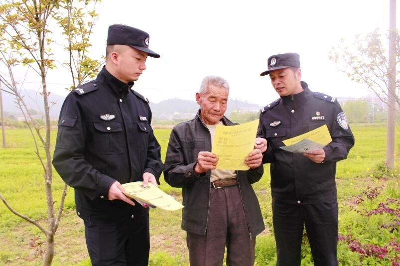 向村民宣傳反詐知識。