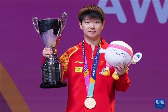 2024年4月21日，在2024年澳門國(guó)際乒聯(lián)女子世界杯決賽中，孫穎莎奪得冠軍。圖為孫穎莎在頒獎(jiǎng)臺(tái)上。新華社記者 張金加 攝