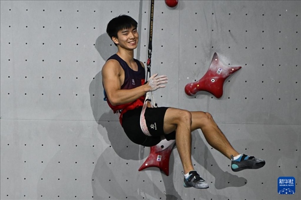 2024年4月13日，在江蘇吳江舉行的2024年國(guó)際攀聯(lián)攀巖世界杯（吳江站）男子速度決賽中，中國(guó)選手伍鵬獲得冠軍。圖為中國(guó)選手伍鵬在決賽后慶祝。新華社發(fā)（王須中攝）