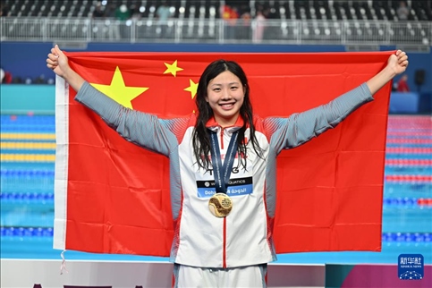 2024年2月13日，2024年世界游泳錦標(biāo)賽游泳項(xiàng)目女子100米蛙泳決賽在卡塔爾多哈舉行。圖為冠軍中國(guó)選手唐錢婷在頒獎(jiǎng)儀式后慶祝。新華社記者 薛宇舸 攝