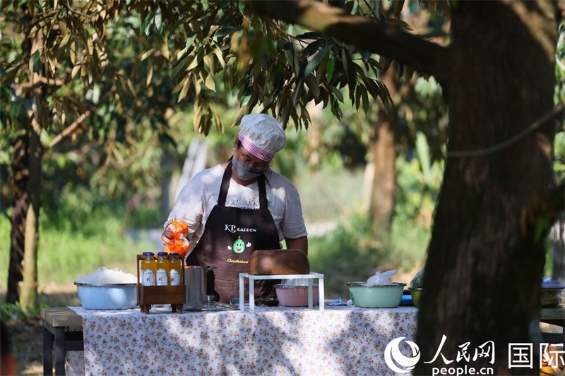 工作人員正在準(zhǔn)備特色果汁。人民網(wǎng)記者 白元琪攝