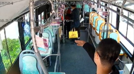 公交車上他一聲大吼！魏杰，好樣的！