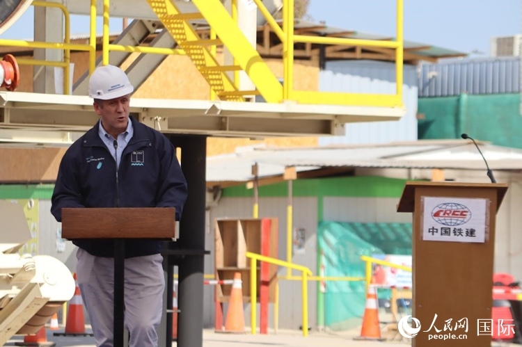 智利交通與電信部部長(zhǎng)胡安·卡洛斯·穆尼奧斯在儀式上為盾構(gòu)機(jī)進(jìn)行命名，并宣布盾構(gòu)始發(fā)。陳露明攝