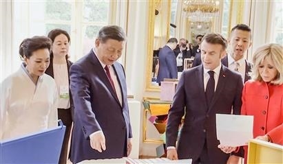 △當(dāng)?shù)貢r(shí)間5月6日下午，在中法領(lǐng)導(dǎo)人會(huì)談前，習(xí)近平主席向馬克龍總統(tǒng)贈(zèng)送中國(guó)翻譯的法國(guó)小說(shuō)。