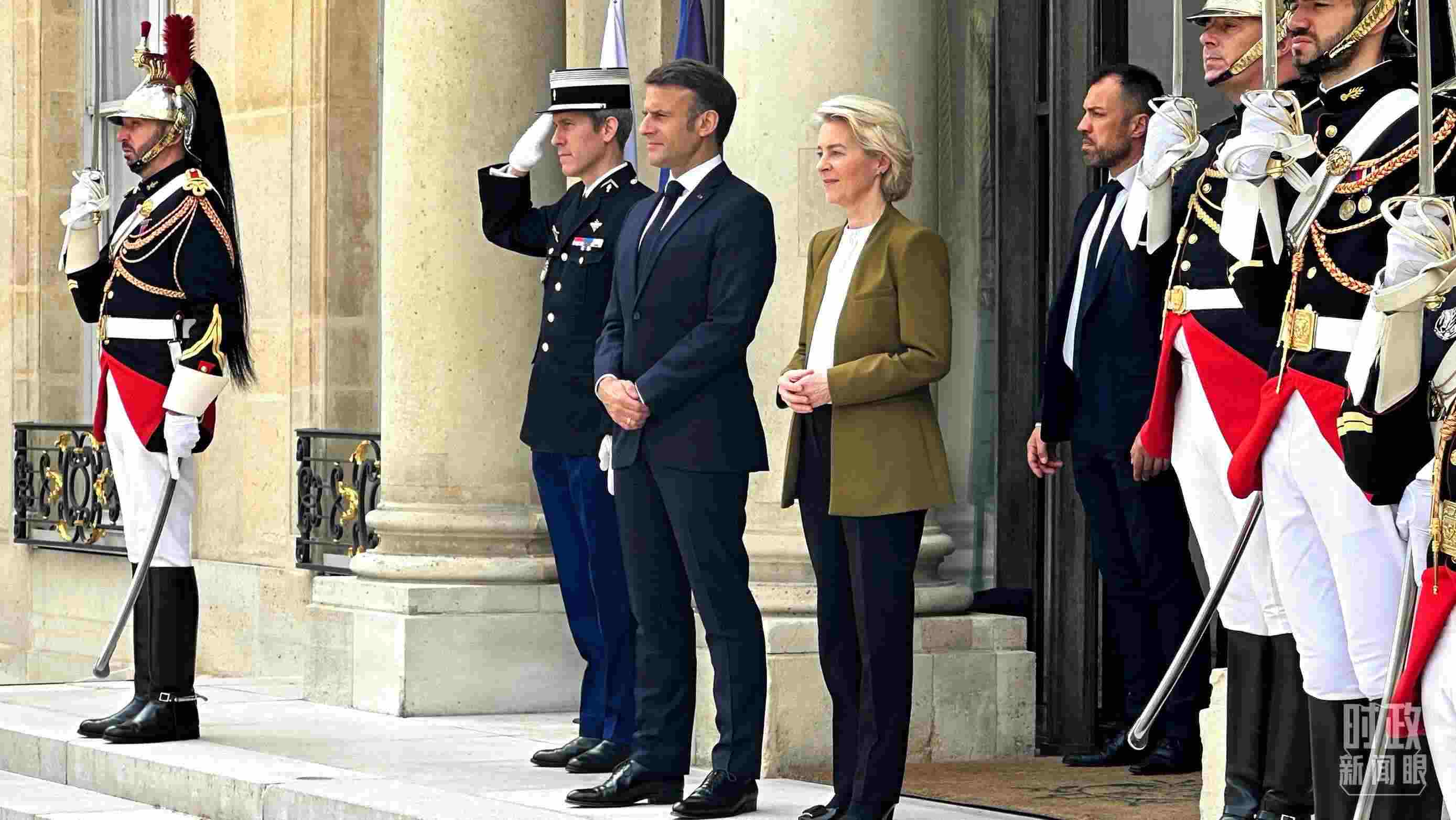 △中法歐領(lǐng)導(dǎo)人三方會晤后，馬克龍總統(tǒng)和馮德萊恩主席將習(xí)主席送至上車處。（總臺央視記者關(guān)舟拍攝）