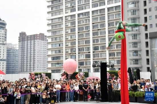 5月7日，演員在長沙國金中心表演木偶劇。新華社記者 陳振海 攝