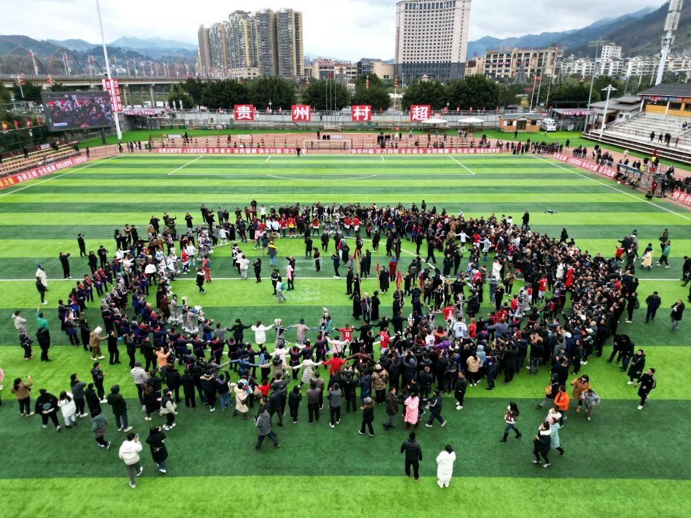 比賽結束后，兩隊隊員、親友團和大批觀眾手拉手跳起侗族舞蹈。新華社發(fā)（王炳真攝）