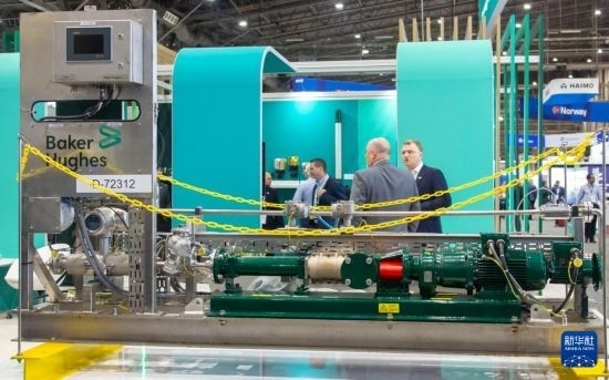 這是5月6日在美國休斯敦國際海洋油氣技術(shù)大會(huì)及設(shè)備展上拍攝的展示的裝備。新華社發(fā)（勞承躍攝）