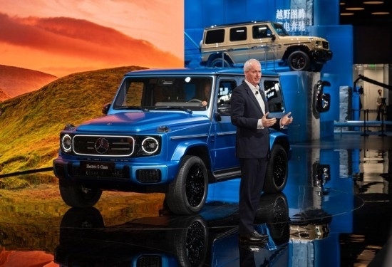 4月25日，在北京中國(guó)國(guó)際展覽中心順義館舉行的2024北京車(chē)展上，梅賽德斯—奔馳集團(tuán)股份公司董事會(huì)成員唐仕凱介紹梅賽德斯—奔馳純電G級(jí)越野車(chē)。新華社記者 才揚(yáng) 攝