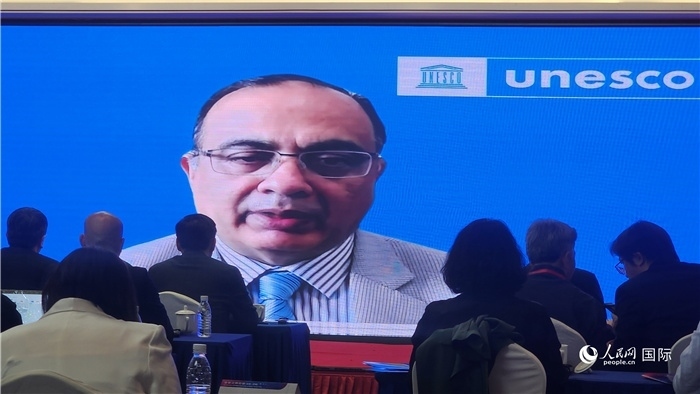聯(lián)合國(guó)教科文組織駐華代表處代表夏澤翰通過(guò)視頻致辭。人民網(wǎng)記者 萬(wàn)宇攝